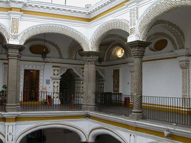 Columnas espigadas y con estrías móviles del segundo piso del patio de la Casa de las Bóvedas de la ciudad de Puebla, México. 