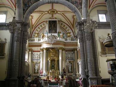 Columnas espigadas del interior de la capilla de Jesús Nazareno de la Parroquia de San José de la ciudad de Puebla, México. 