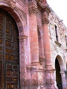 Columnas de la portada principal de la iglesia de San Francisco de la ciudad de Zacatecas, México, con estrías en zigzag. 