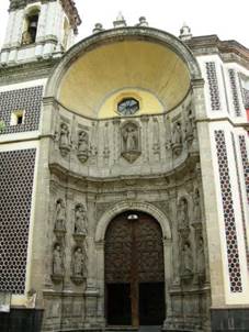 Portada principal de la iglesia de San Juan de Dios de la ciudad de México. 
