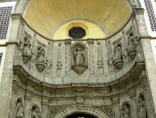 Remate de la portada principal de la iglesia de San Juan de Dios de la ciudad de México. 