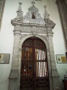 Portada de la capilla del Calvario o de Medina Picazo de la iglesia de Regina, ciudad de México. 