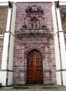 Portada de Porciúncula de la iglesia franciscana de Santiago, Tuxpan, Michoacán. (Hoy parroquia). México.