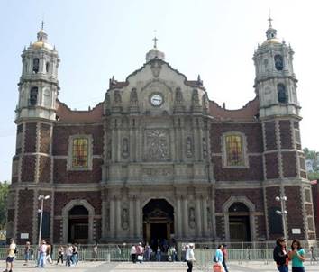 Fachada del Santuario de Nuestra Señora de Guadalupe de la ciudad de México. 
