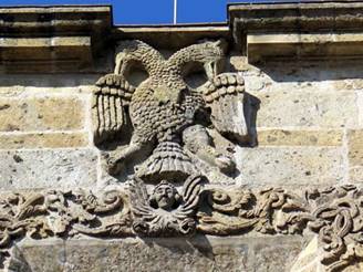Detalle de la fachada de la iglesia de Santa Mónica de la ciudad de Guadalajara, Jalisco, coronado por un águila bicéfala. 