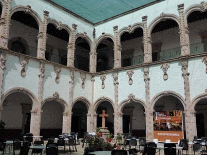 Claustro del que fuera el convento de San Agustín de la ciudad de Zacatecas, México. Los arcos conopiales se encuentran en la planta baja. Foto: Martha Fernández.