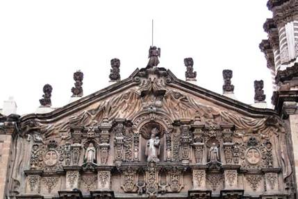 Remate de la portada de la iglesia de Nuestra Señora del Carmen de la ciudad de San Luis Potosí, México..
