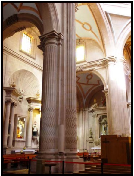 Columnas del interior de la Catedral de Zacatecas, México, con estrías en zigzag. 