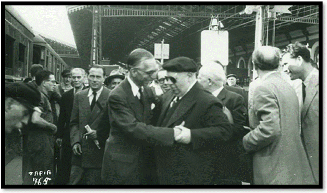 Gabriel Pradal recibe a Indalecio Prieto en la Estación de Toulouse el Fuente: Monitor of Freemasonry, 25 de julio de 1947. | Foto Tapia, vía la Fundación Pablo Iglesias. 36.