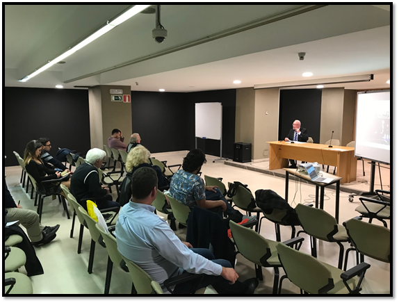 Salón de actos de la biblioteca Jovellanos durante la ponencia de Juan José Morales Ruiz sobre el discurso antimasónico durante la guerra civil española.