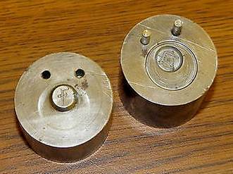 Troqueles para estampar motivos mas�nicos sobre las dos caras de un centavo de los EE. UU.