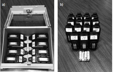 Equipo del sistema de geoposicionamiento global (GPS) empleado. a) Lote de dispositivos y b) Tamaño de los dispositivos (las baterías como escala).