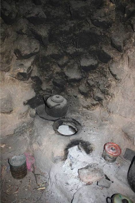 Vista interior de la cocina en una vivienda tradicional aymara en Itiza