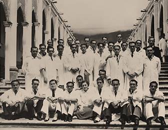Promoción 1936 de doctores en Medicina, UCV. En la foto, 33 de los 83 bachilleres que empezaron. En el centro de la imagen, Lya Imber, la única mujer de la promoción.