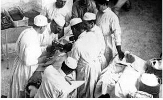 William Halsted (al centro) en una intervenci�n quir�rgica