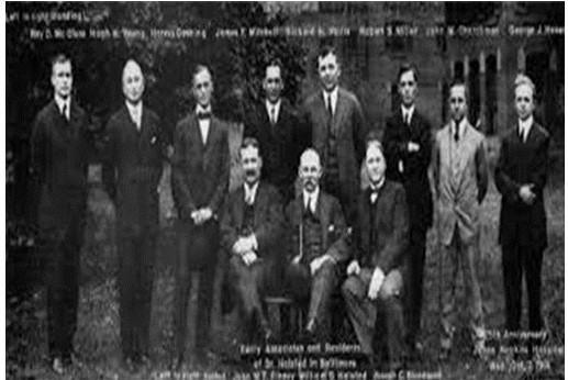 Halsted (al centro) con sus colegas y residentes 1914
