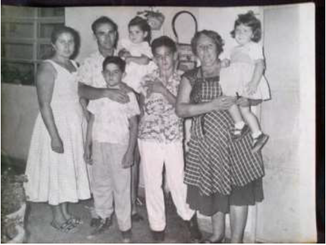 Familia Diez Escribano con la abuela Victoria. Fuente: archivo de la familia