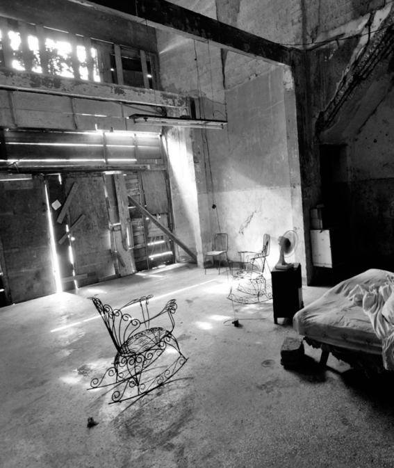 Ejemplo de un antiguo espacio comercial ocupado por una familia que lo utiliza como vivienda. La Habana. Fotograf&iacute;a cortes&iacute;a de Erich Trefftz.