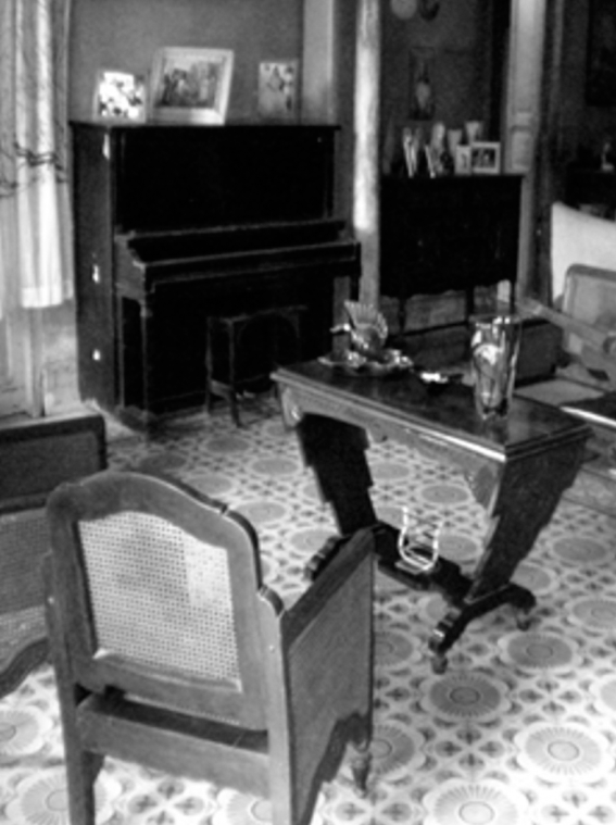 Muebles producidos artesanalmente en la primera mitad del Siglo XX en Cuba.