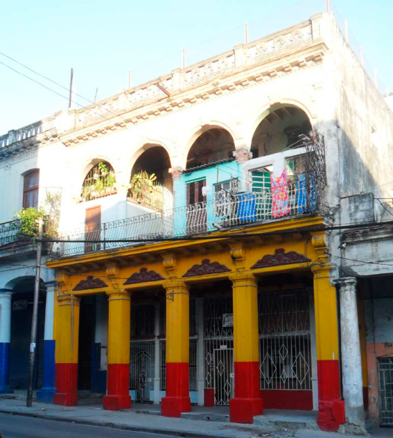 Transformaciones que realiza la poblaci&oacute;n para ubicar peque&ntilde;os servicios privados en locales de sus viviendas. Calzada de Cerro, La Habana. Fotograf&iacute;a cortes&iacute;a de Alexis Rouco.