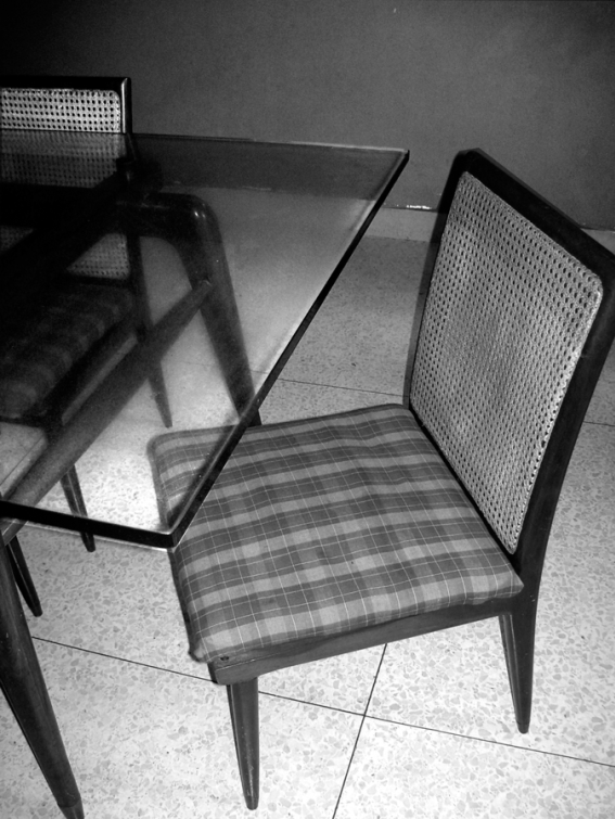 Mueble de producci&oacute;n artesanal dise&ntilde;ado por el arquitecto holguinero P. Columbi&eacute;.