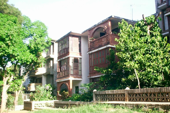 Housing building built by “microbrigadas” in Las Arboledas, Havana. (Photo of the author, 2000).