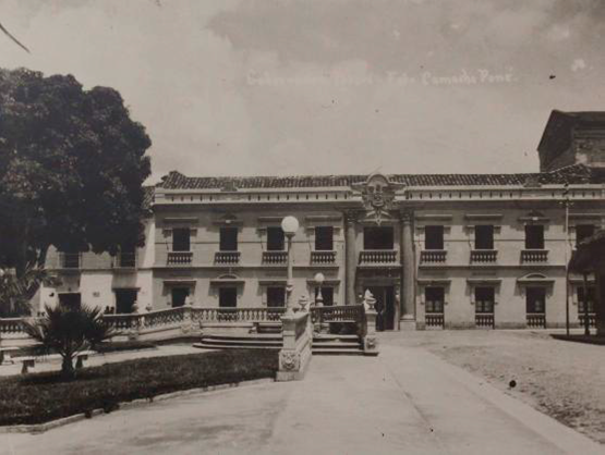 Gobernaci&oacute;n del Tolima (1930). Foto: Daniel Camacho Ponce-Foto Lux (1942). Fuente: Colecci&oacute;n fotogr&aacute;fica de la biblioteca Dar&iacute;o Echand&iacute;a del Banco de la Rep&uacute;blica, n&uacute;mero 15.