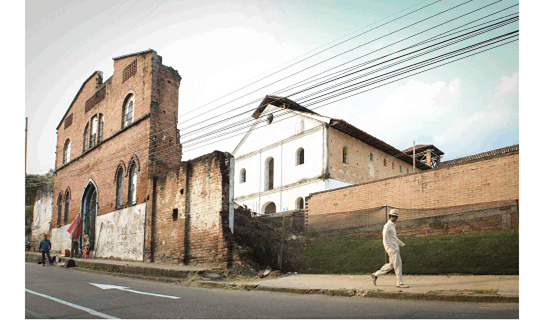 Portada neog&oacute;tica en ruinas del Pan&oacute;ptico. Foto: Jos&eacute; Alejandro Ojeda (2015). Fuente: Grupo de investigaci&oacute;n E.ArC.