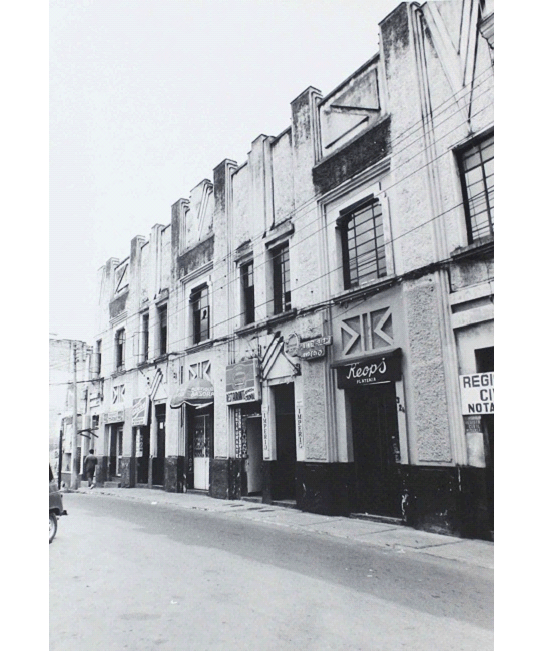 Vivienda zig-zag, Calle 12 entre carreras 3 y 4. Foto: David Oviedo Galeano (1986). Fuente: Archivo de memoria visual de la biblioteca Dar&iacute;o Echand&iacute;a, n&uacute;mero 807 del &iacute;ndice general.
