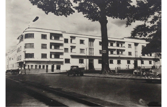 Edificio de apartamentos streamline, esquina de la carrera 3 con calle 10. Foto: s/a, s/f. Fuente: Archivo de memoria visual de la biblioteca Dar&iacute;o Echand&iacute;a, n&uacute;mero 79 del &iacute;ndice general.