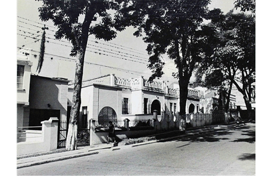 Vivienda ex&oacute;tica, Carrera 7 entre calles 9 y 10. Foto: Alberto Su&aacute;rez Casas (1986). Fuente: Archivo de memoria visual de la biblioteca Dar&iacute;o Echand&iacute;a, n&uacute;mero 236 del &iacute;ndice general.