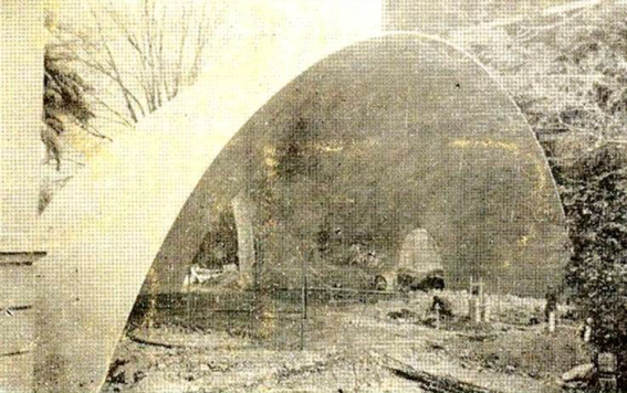 Estado de la c&aacute;scara al momento del desencofre. La concha fue calculada y construida por la empresa Cubiertas Ala, fundada por el Arq. F&eacute;lix Candela en 1950