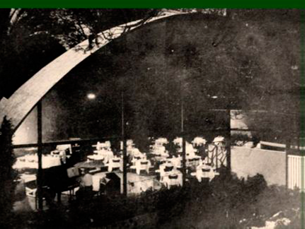 Imponente fachada del night club Jacaranda. Vista desde los jardines.