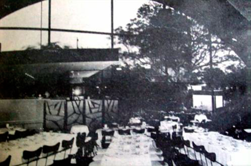 Interior del night club. El uso de grandes superficies acristaladas permit&iacute;a observar el frondoso &aacute;rbol Jacaranda que dio nombre al lugar.