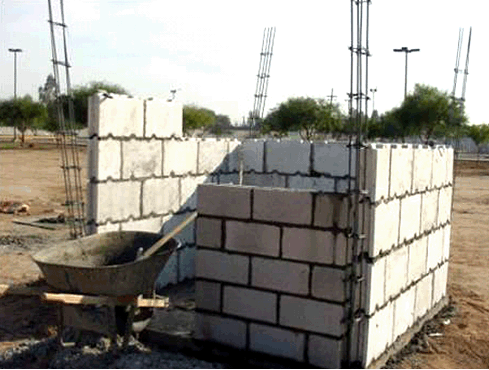 Muro de bloques-traba de excelentes propiedades resistentes y t&eacute;rmicas, elaborados con residuos de arena s&iacute;lice y lodo de papel, desarrollados por investigadores de la UABC y colaboradores de esa universidad y del ISPJAE