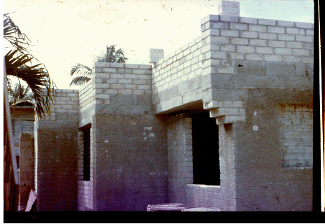Edificio experimental de viviendas seg&uacute;n dise&ntilde;o de A. Alfonso y construido en 1991-92 con ladrillos de suelo cemento en el barrio Cocosolo, en La Habana, con la colaboraci&oacute;n directa del Departamento Tropenbau, HAB, Weimar