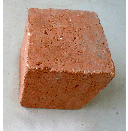 Muestra cuadriforme elaborada con suelo estabilizado con arcilla cocida triturada y residuo de cal apagada del vertedero de R&iacute;o Verde.