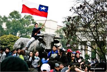 Celebración tras triunfo deportivo en estatua del “Toro”, Plaza de Armas. 