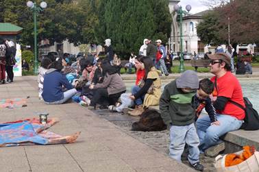 Usos sociales del vacío central de la Plaza de Armas. Domingo a medio día. 