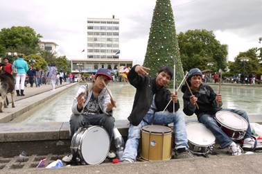 Plaza de Armas de Osorno. Espacio cívico y espejo de agua central. Al fondo edificio Consistorial.