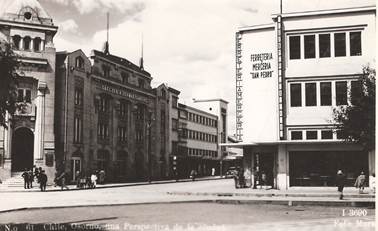 Vista hacia calle Ramírez desde esquina nororiente de la Plaza de Armas. Circa 1940. 