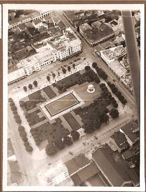 Plaza de Armas. Vista a vuelo de pájaro hacia años 40 del siglo XX. Se observa el nuevo diseño construido y las relaciones con los edificios principales en su entorno.