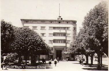 Paseo perimetral sur de Plaza de Armas rematado por el Edificio S.A.G.O (Sociedad Agrícola y Ganadera de Osorno. Circa años 40 siglo XX. 