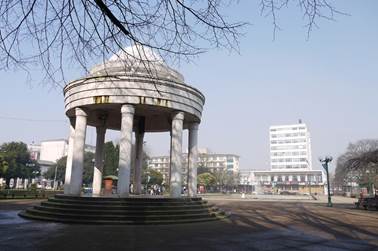 Vista del eje oriente poniente. Desde odeón y espacio cívico, hacia pileta de agua y edificio consistorial.