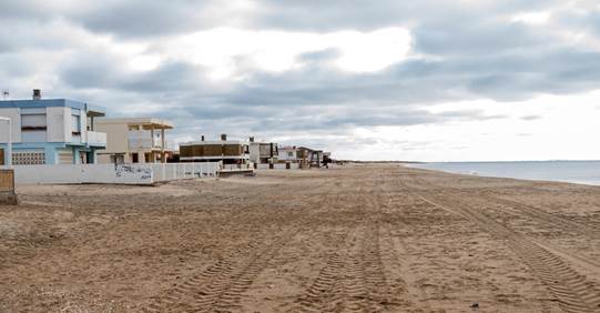 Edificaciones unifamiliares de dos plantas construidas con anterioridad a la Ley 22/1988 en el sector oriental de La Antilla.