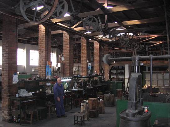 F&aacute;brica Plateros Asociados, a&uacute;n en funcionamiento; se conserva el inmueble, la maquinaria y la memoria de trabajo. 