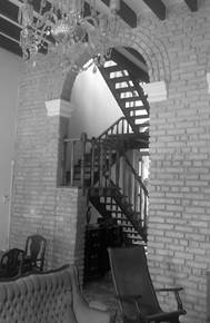 Escalera de acceso a la azotea construida con madera reciclada. 