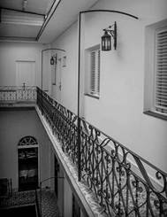 Patio y pasillos interiores como forma de articulaci&oacute;n de la ampliaci&oacute;n realizada en la azotea del edificio San L&aacute;zaro 115. 