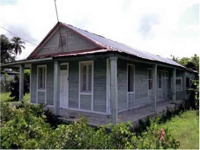 Edificaciones dom&eacute;sticas de madera asociadas a la actividad ferroviaria en el poblado El Cristo, Santiago de Cuba. Fuente: autores, marzo de 2016.