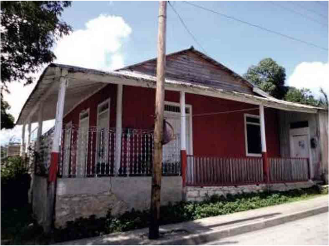 Edificaciones dom&eacute;sticas de madera asociadas a la actividad ferroviaria en el poblado El Cristo, Santiago de Cuba. Fuente: autores, marzo de 2016.